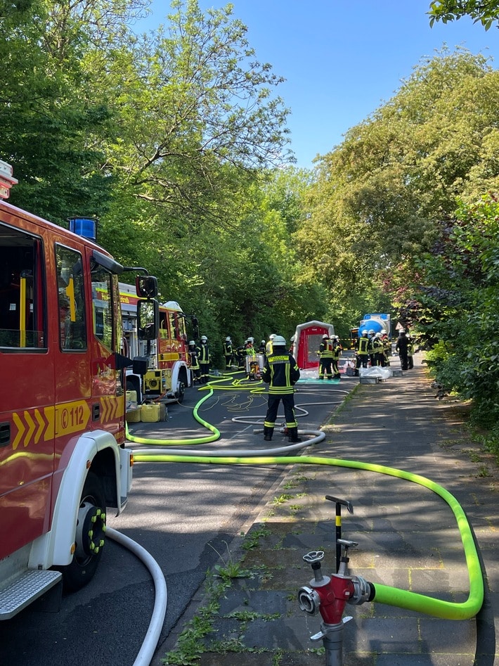 FW-Erkrath: Undichtigkeit an Silofahrzeug verursacht langwierigen Feuerwehreinsatz