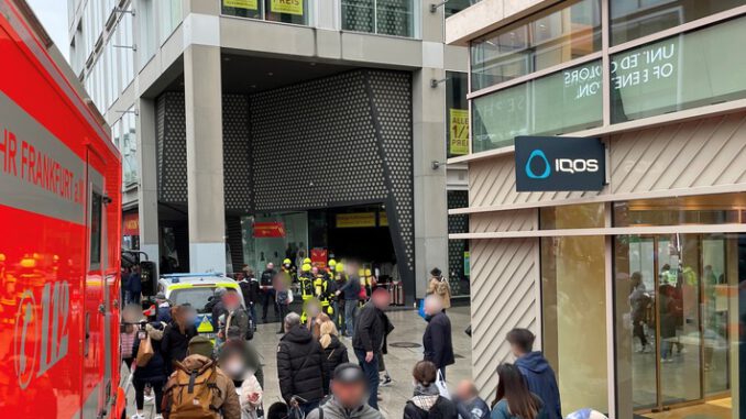 FW-F: Brand in &quot;Esprit-Haus&quot; auf der Zeil sorgt für umfangreichen Einsatz, keine Verletzten