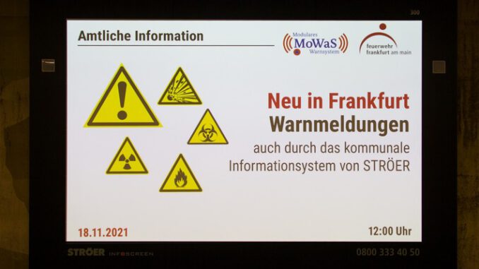 FW-F: Frankfurt stärkt Bevölkerungswarnung // Feuerwehr steuert über satellitengestütztes Warnsystem nicht nur Medien und Warnapps an, sondern auch die digitalen Screens von Ströer.