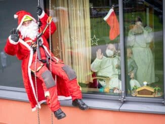 FW-F: Höhenretter der Feuerwehr beglücken kleine Patienten zu Nikolaus