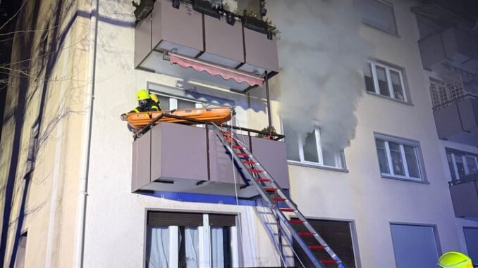 FW-F: Kellerbrand in Sindlingen: Drei Personen gerettet - zwei Frauen mit Rauchvergiftung im Krankenhaus