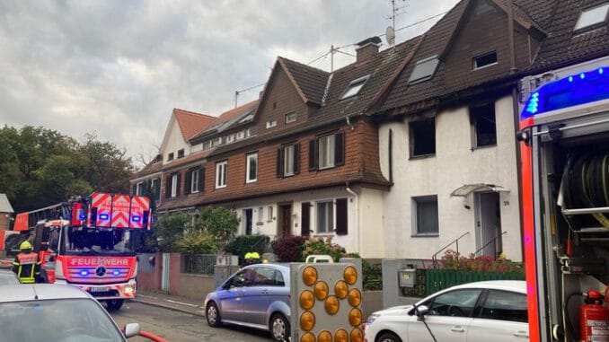 FW-F: Küchenbrand in Schwanheim breitet sich auf Wohnung aus