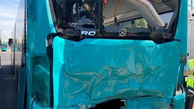 FW-F: Unfall zwischen Linienbus und Straßenbahn in Frankfurt-Friedberger Landstraße - sechs Personen verletzt