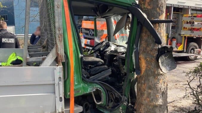 FW-F: Verkehrsunfall mit Lkw am Katharinenkreisel