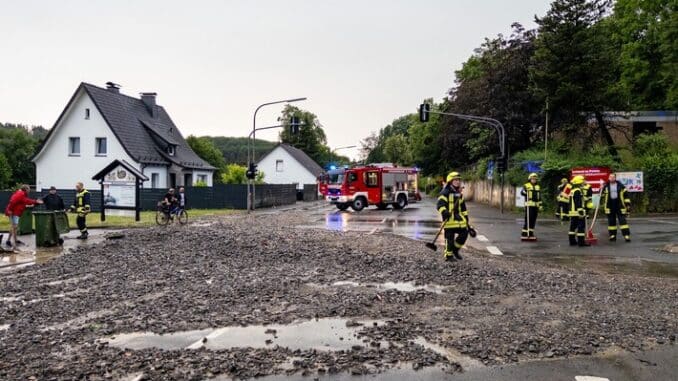 FW Finnentrop: Gewitterfront mit Starkregen sorgt für Feuerwehreinsätze