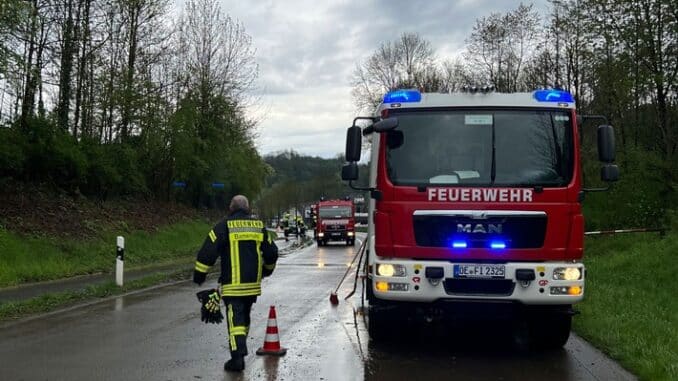 FW Finnentrop: Starkregen sorgt für überflutete Straßen und vollgelaufene Keller in der Gemeinde Finnentrop