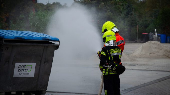 FW Flotwedel: 19 angehende Feuerwehrleute bestehen Truppmannprüfung