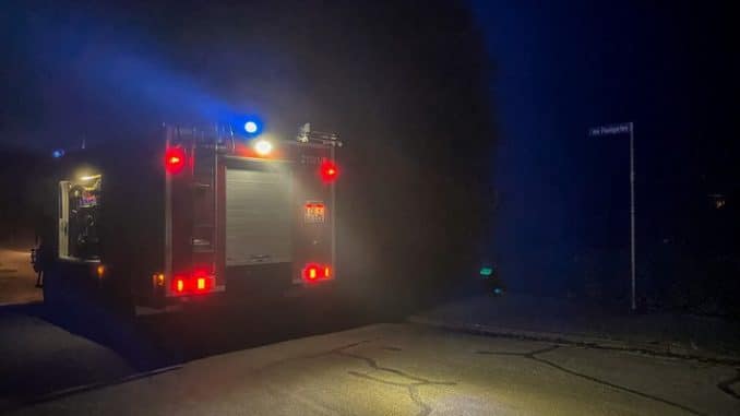 FW Flotwedel: Brennende Gartenmöbel fordern nächtlichen Feuerwehreinsatz