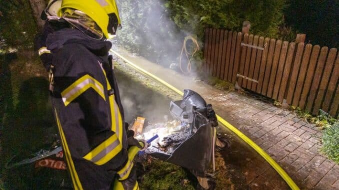 FW Flotwedel: Brennende Hecke sorgt für Feuerwehreinsatz in Eicklingen