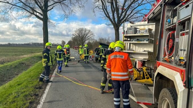 FW Flotwedel: Eine Person nach Verkehrsunfall im Fahrzeug eingeklemmt - Gemeinsamer Einsatz der Ortsfeuerwehren Bröckel und Eicklingen am Mittwochmorgen