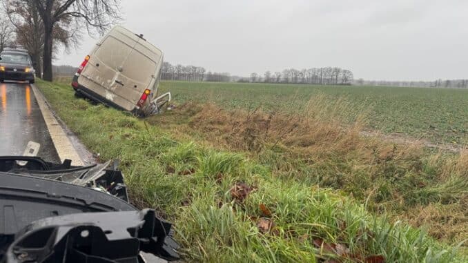 FW Flotwedel: Fahrzeug kollidiert mit Baum - Feuerwehr Wiedenrode im Einsatz