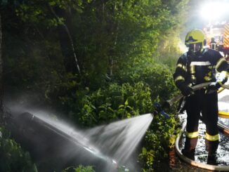 FW Flotwedel: Ferienhaus in Vollbrand - Nächtlicher Einsatz für die Feuerwehren der Samtgemeinde Flotwedel