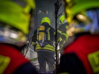 FW Flotwedel: Feuer auf Campingplatz - Feuerwehren der Samtgemeinde Flotwedel im Großeinsatz