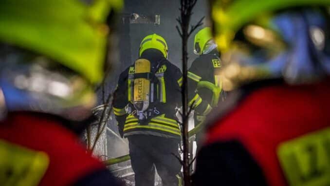 FW Flotwedel: Feuer auf Campingplatz - Feuerwehren der Samtgemeinde Flotwedel im Großeinsatz