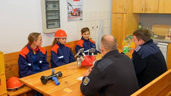 FW Flotwedel: Fünf Jugendliche absolvieren die Jugendflamme Stufe 1