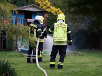 FW Flotwedel: Holzstapelbrand nach Lagerfeuer - Ortsfeuerwehr Oppershausen probt den Ernstfall