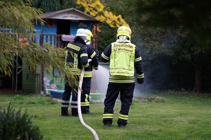 FW Flotwedel: Holzstapelbrand nach Lagerfeuer - Ortsfeuerwehr Oppershausen probt den Ernstfall