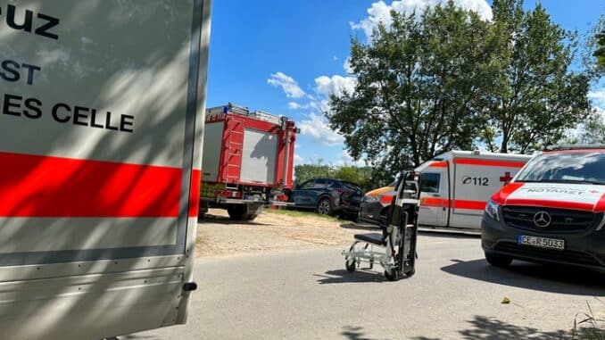 FW Flotwedel: Kind in Wehranlage geraten - Feuerwehr und Rettungsdienst in Oppershausen im Einsatz