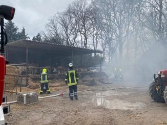 FW Flotwedel: Löschzug Wienhausen löscht brennenden Reifenstapel