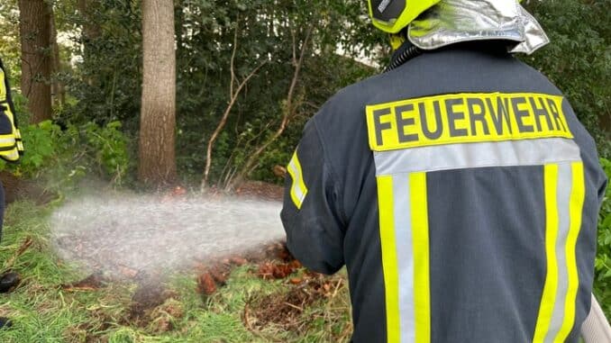FW Flotwedel: Ortsfeuerwehr Eicklingen löscht brennenden Baumstumpf