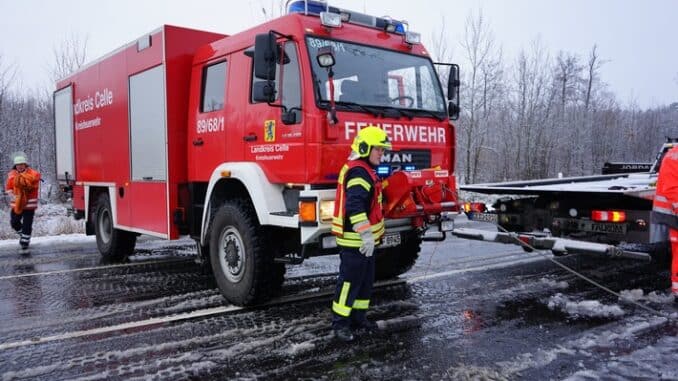 FW Flotwedel: Ortsfeuerwehr Eicklingen unterstützt bei Bergung eines verunfallten PKW