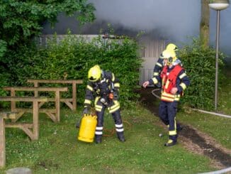 FW Flotwedel: Ortsfeuerwehr Offensen probt den Ernstfall - Vermeintlicher Containerbrand im Spitzweg