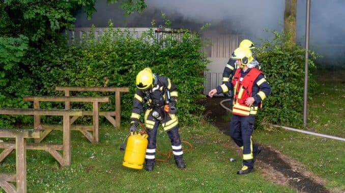 FW Flotwedel: Ortsfeuerwehr Offensen probt den Ernstfall - Vermeintlicher Containerbrand im Spitzweg