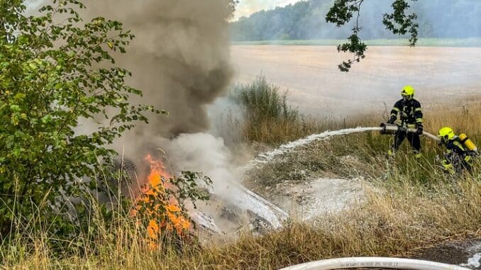 FW Flotwedel: PKW geht nach Verkehrsunfall in Flammen