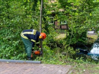 FW Flotwedel: PKW landet im Mühlengraben - Zwei Personen in Fahrzeug eingeschlossen