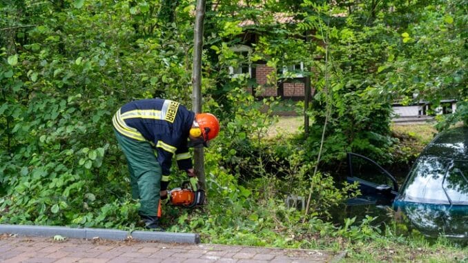 FW Flotwedel: PKW landet im Mühlengraben - Zwei Personen in Fahrzeug eingeschlossen