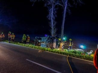 FW Flotwedel: PKW prallt gegen Baum - Eine Person schwerverletzt