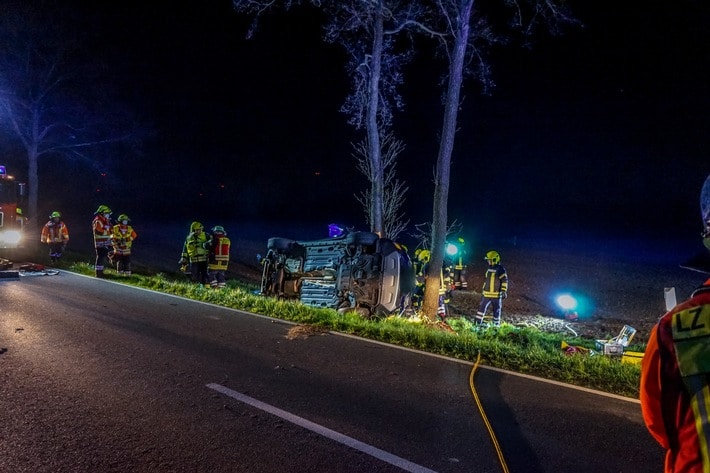 FW Flotwedel: PKW prallt gegen Baum - Eine Person schwerverletzt