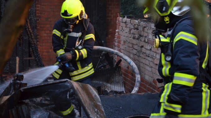 FW Flotwedel: Scheune fällt nächtlichem Brand zum Opfer