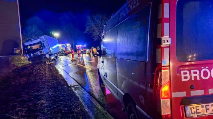 FW Flotwedel: Schwerer Verkehrsunfall auf der B214 bei Bröckel