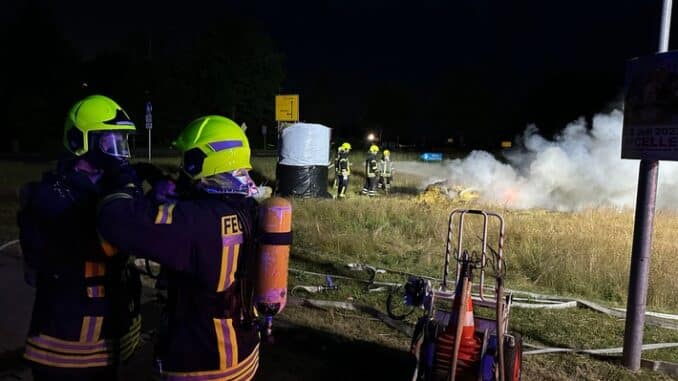 FW Flotwedel: Strohfigur in Brand - Ortsfeuerwehr Eicklingen rückt zu nächtlichem Einsatz aus