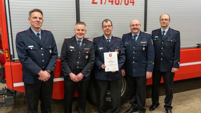 FW Flotwedel: Thomas Cammann mit silbernem Feuerwehr-Ehrenzeichen am Band des Landes Niedersachsen ausgezeichnet
