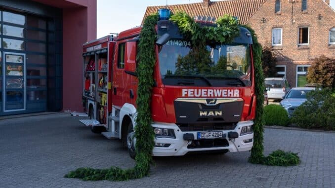 FW Flotwedel: Übergabe eines neuen Feuerwehrfahrzeuges an die Ortsfeuerwehr Eicklingen - Gerhard Fricke mit Ehrenzeichen des Landesfeuerwehrverbandes ausgezeichnet