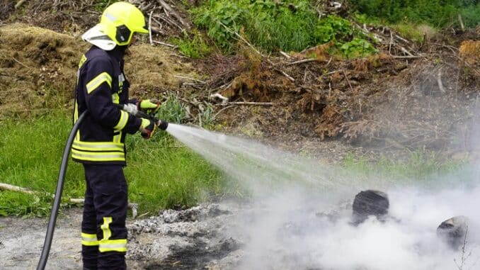FW Flotwedel: Unangemeldetes Feuer sorgt für Feuerwehreinsatz bei Langlingen