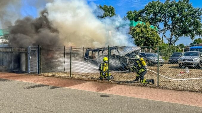 FW Flotwedel: Zwei PKW fallen Feuer zum Opfer / Feuerwehr verhindert Schlimmeres