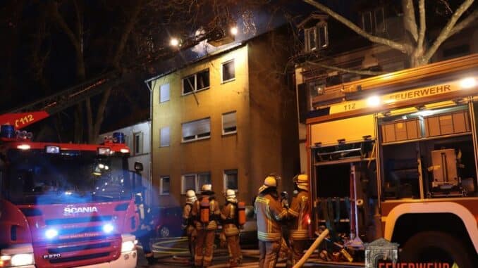 FW Frankenthal: Brand zerstört Wohnung und Dachstuhl