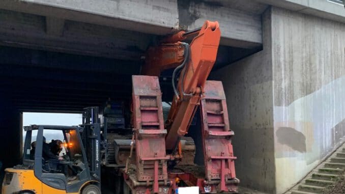FW Frankenthal: Durchfahrtshöhe offenbar unterschätzt - Baggerarm touchiert Autobahnunterführung