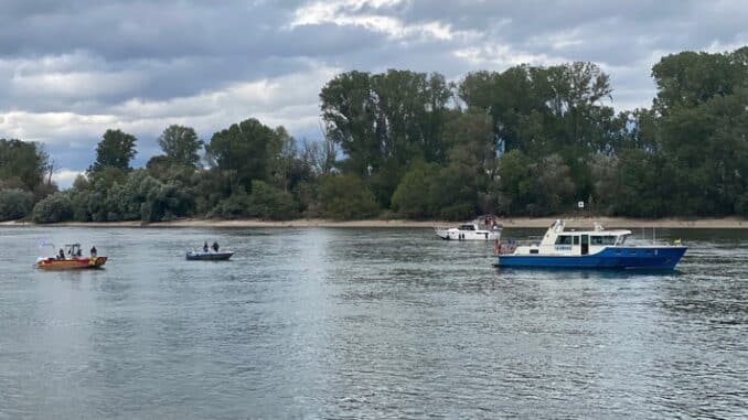 FW Frankenthal: Festgefahrene Jacht auf dem Rhein