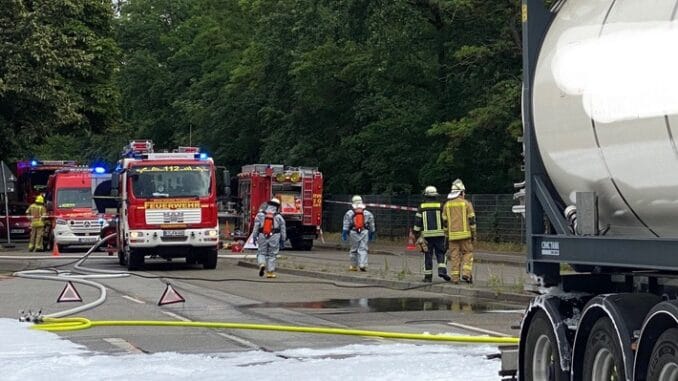 FW Frankenthal: Gemeinsame Medieninformation der Feuerwehr Frankenthal und der Polizei Frankenthal - Gefahrstoff aus LKW ausgetreten