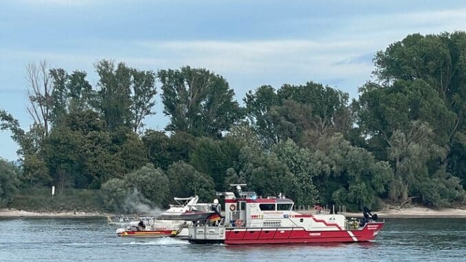 FW Frankenthal: Schiffsbrand auf dem Rhein endet glimpflich