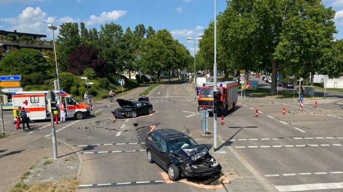 FW Frankenthal: Verkehrsunfall mit 3 Verletzten - Paralleleinsatz mit kleinem Jungen in hilfloser Lage