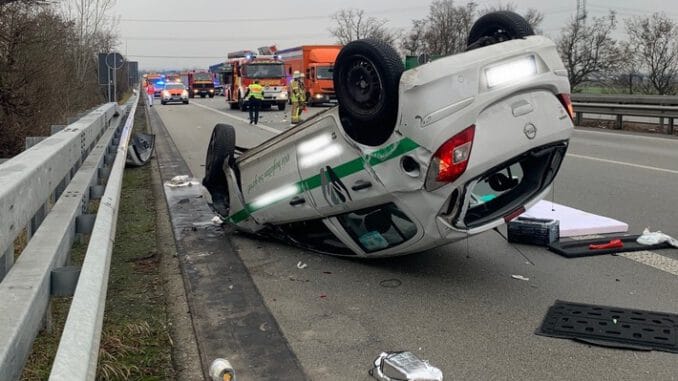 FW Frankenthal: Verkehrsunfall mit zwei Leichtverletzten - Fehlalarm im Ostparkbad