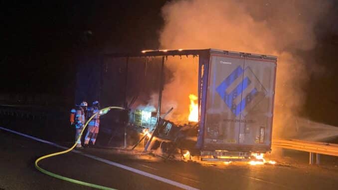 FW Frankenthal: Vollbrand eines Sattelaufliegers auf der Autobahn 61