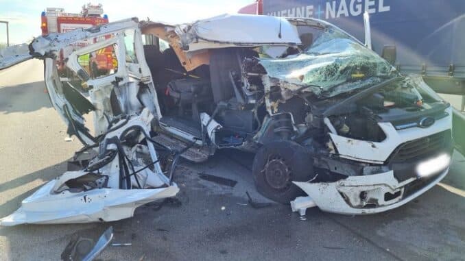 FW Frankenthal: Zwei Verletzte bei schwerem Verkehrsunfall auf der BAB 6
