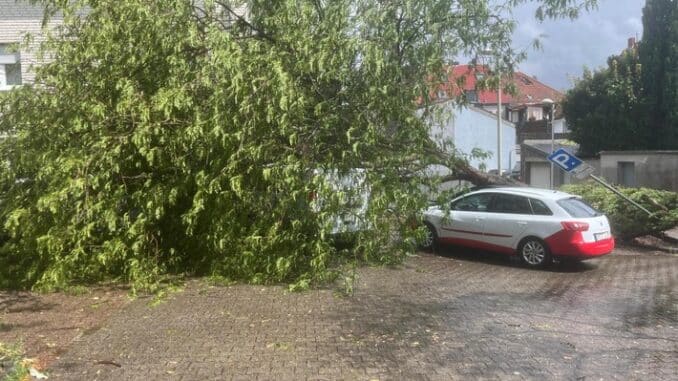 FW Frechen: Massives Unwetterschäden im Stadtzentrum Frechen. Verkehrsinfrastruktur teilweise blockiert - keine Verletzten- Fahrbetrieb KVB musste eingestellt werden