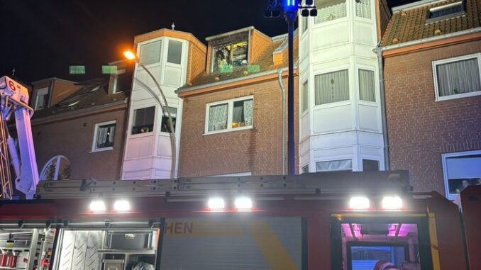 FW Frechen: Zimmerbrand in Frechen: Feuerwehr verhindert Schlimmeres